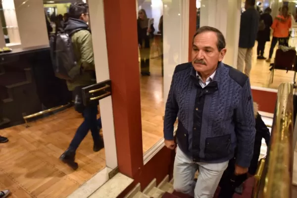 Un tribunal cita a Alperovich y a la sobrina que lo denunció, pero en su lugar podrán ir los abogados