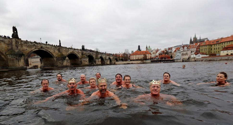 PRAGA. Nadadores profesionales personifican a los tres Reyes Magos en el río Vitava, donde el agua tiene 4 grados. Los acompañan otros nadadores. Esta “natación” es una tradición en la República Checa.