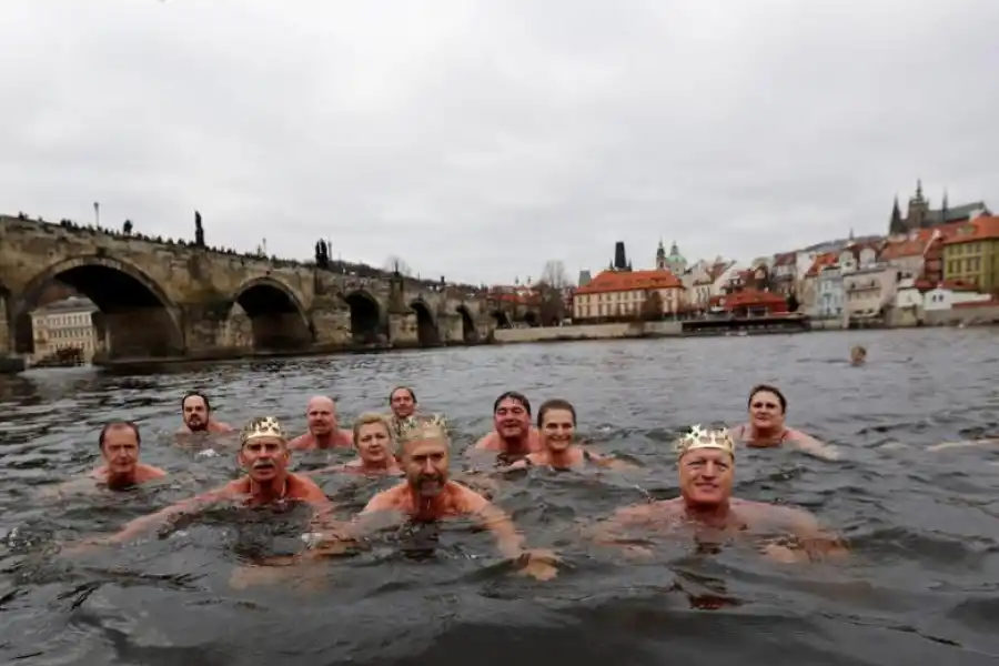 PRAGA. Nadadores profesionales personifican a los tres Reyes Magos en el río Vitava, donde el agua tiene 4 grados. Los acompañan otros nadadores. Esta “natación” es una tradición en la República Checa.