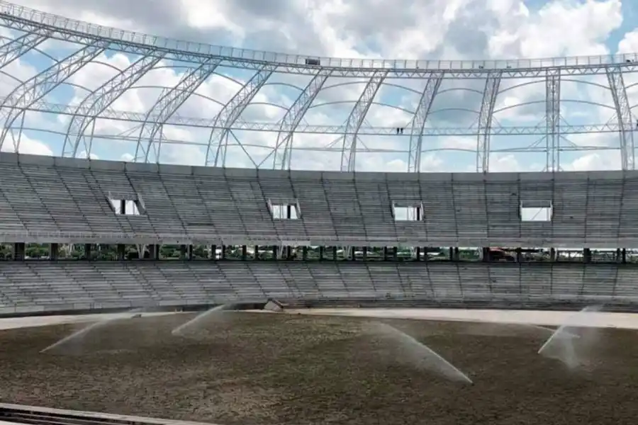 Comenzaron los trabajos en el campo de juego del estadio. FOTO TOMADA DE TWITTER.COM/LLRRODRIGUEZ