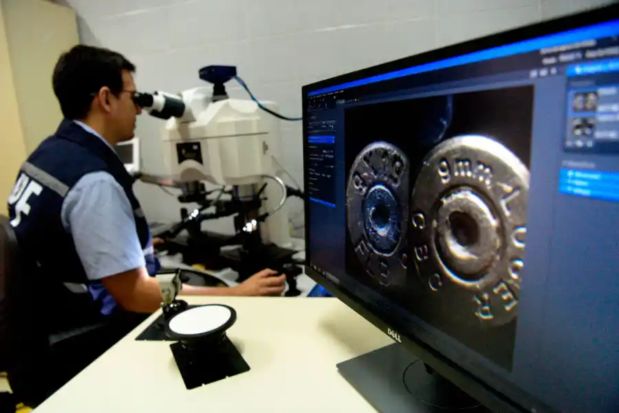 COMPARACIÓN. En balísitica se puede comprobar la trayectoria de una bala y también si la que se disparó es la que pertenece al casco encontrado. LA GACETA / FRANCO VERA