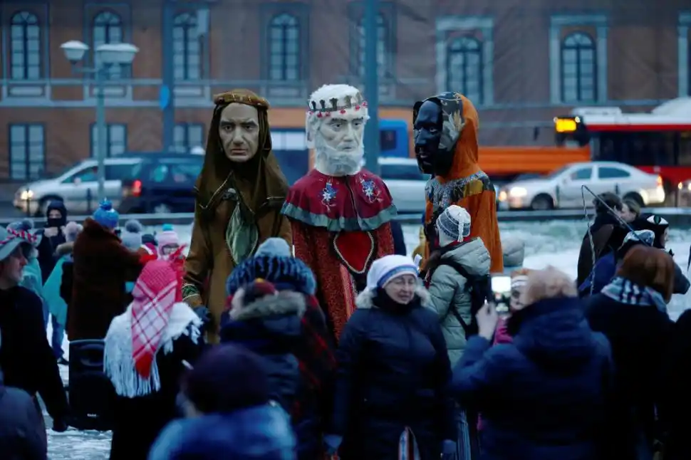 LITUANIA. Tres actores disfrazados de Reyes Magos durante el tradicional desfile por el centro de la ciudad de Kaunas, la segunda más poblada de este país. A su paso, los “Reyes” desean paz y prosperidad al pueblo.