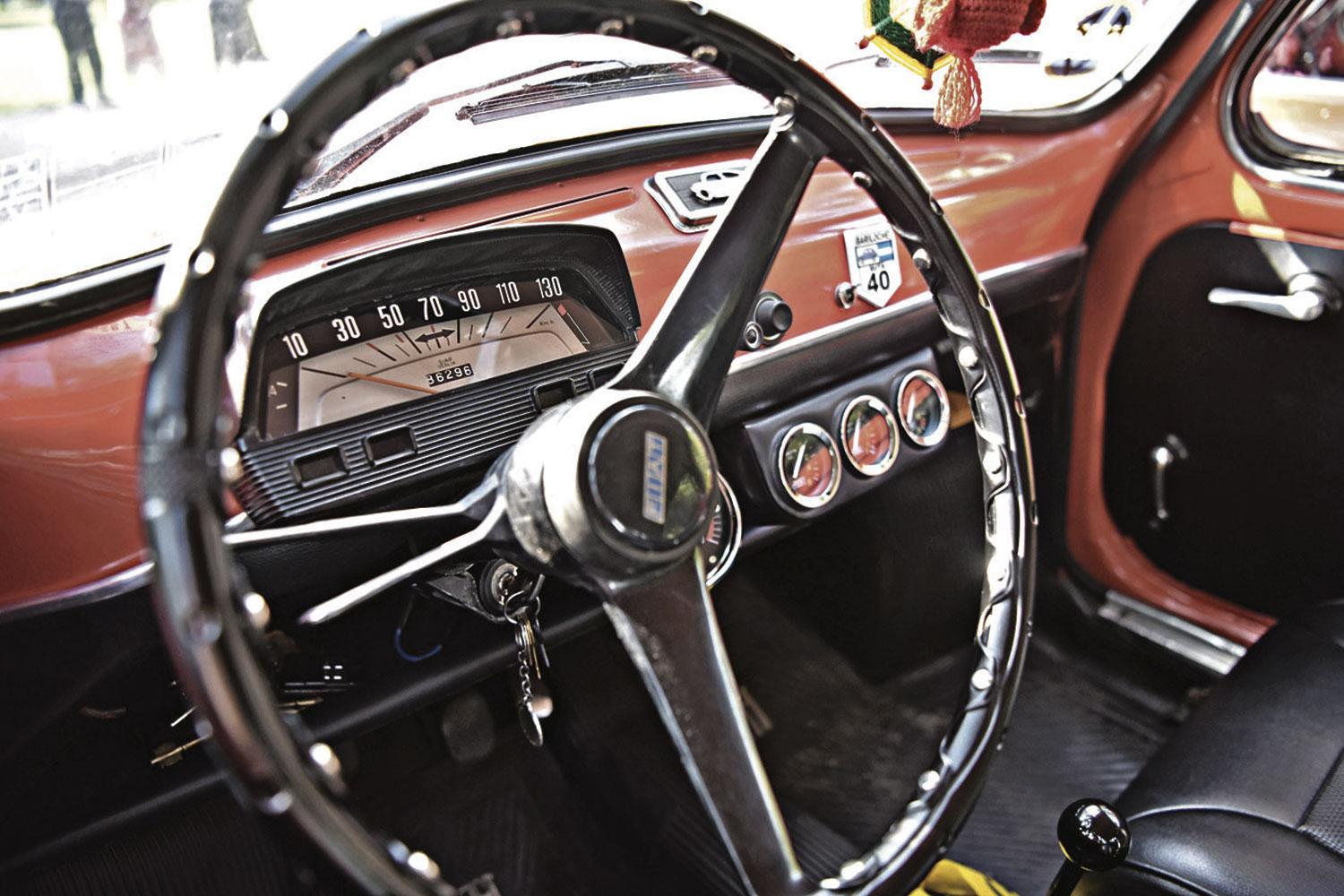 VIAJANDO. Caracterizado por su gran volante, los aficionados manejan durante días para participar de los Encuentros Nacionales de Fiat 600.