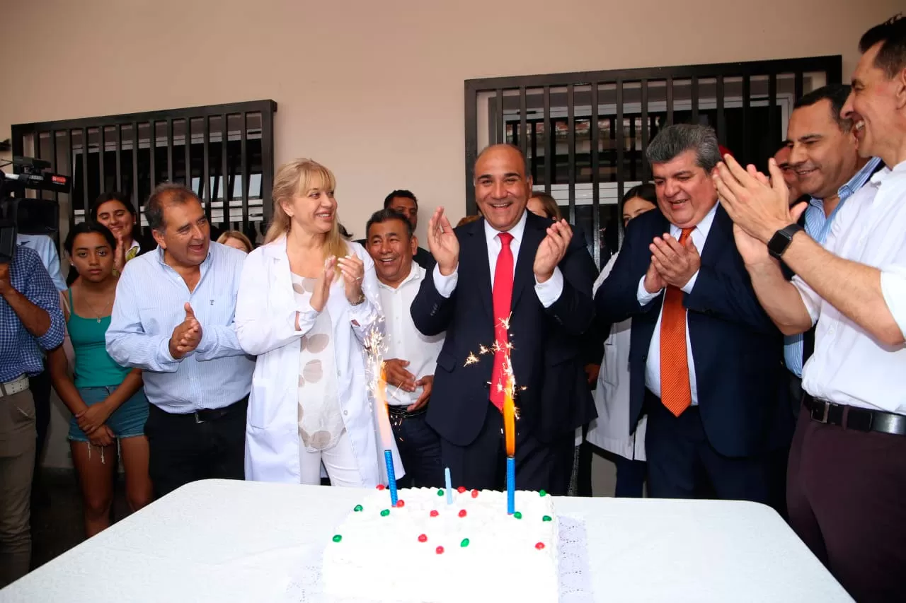 Un mate artesanal, el regalo que recibió Manzur por su cumpleaños en Monteros