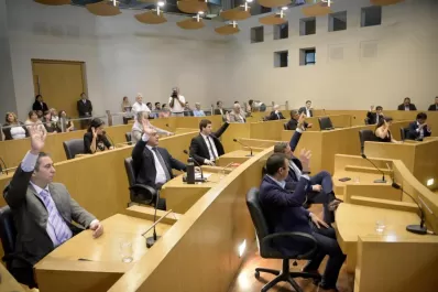 Concejales congelaron sus haberes y cruzaron culpas por la crisis