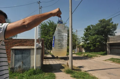 Calvario en Villa Carmela: “abrís la canilla y no sale nada de agua”