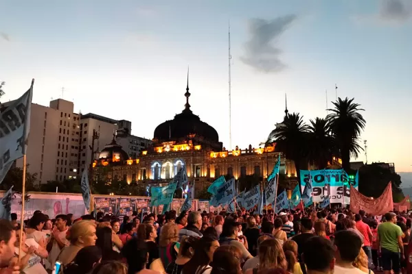 Docentes y trabajadores de la salud marcharon por la cláusula gatillo