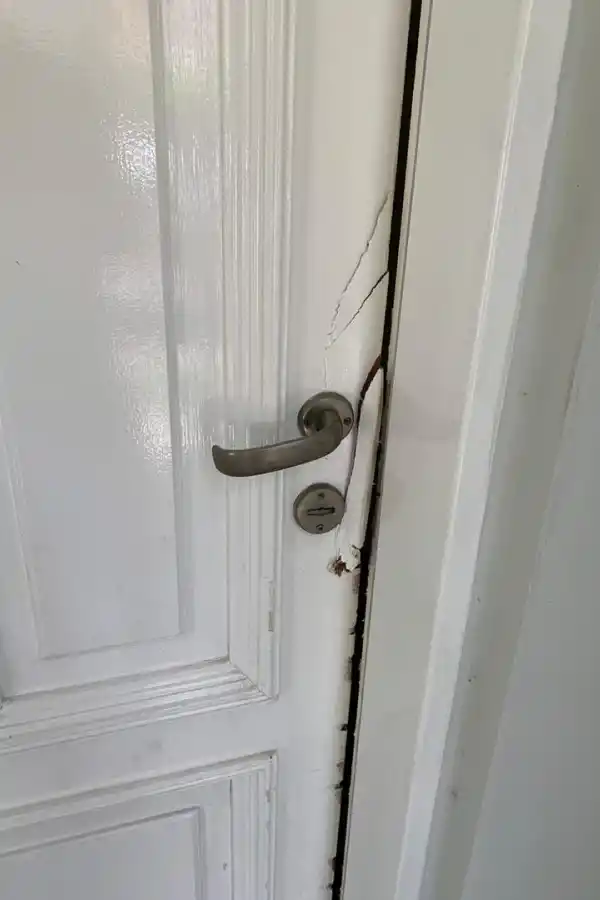 DAÑO. Los delincuente rompieron la puerta para ingresar.  