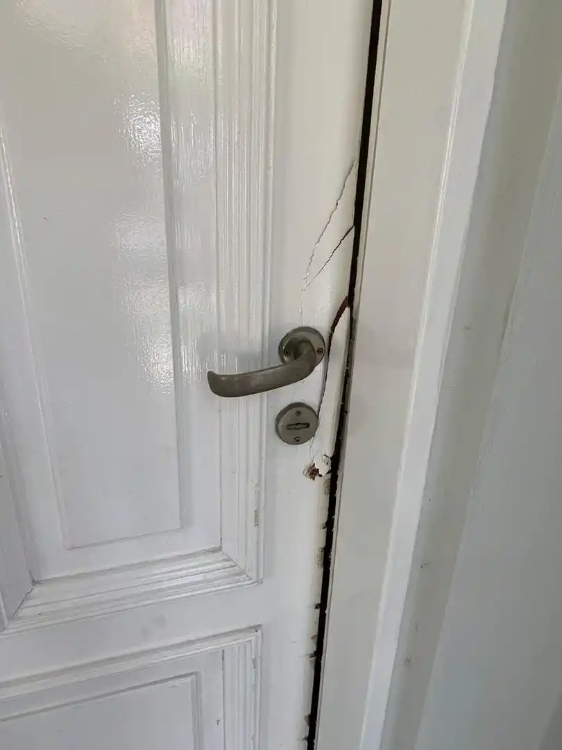 DAÑO. Los delincuente rompieron la puerta para ingresar.  
