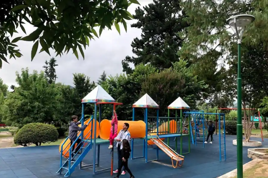 PARA LOS MÁS CHICOS. El sector de juegos cuenta con piso de goma.