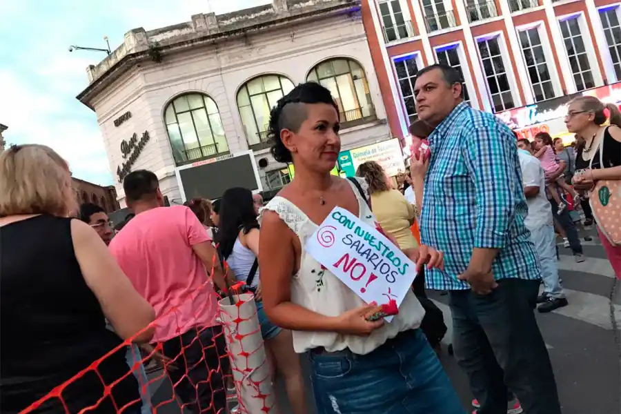 Docentes y trabajadores de la salud marcharon por la cláusula gatillo