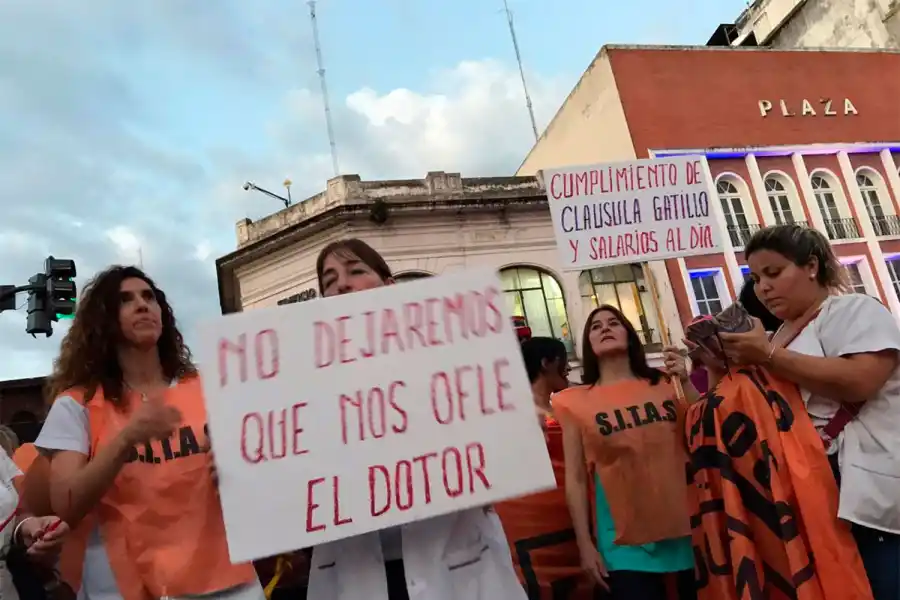 Docentes y trabajadores de la salud marcharon por la cláusula gatillo