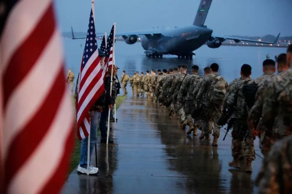 HACIA EL FRENTE. Soldados estadounidenses marchan en fila hacia el avión que los llevará a Medio Oriente. reuters
