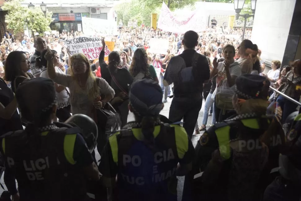 TENSIÓN. Policías bloquean la puerta de acceso a ATEP mientras los docentes se manifiestan contra el ajuste. la gaceta / foto de franco vera