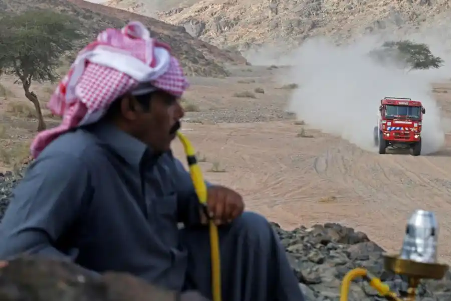 UN ADVERSARIO COMÚN. Las particularidades del trazado en Arabia Saudita le añaden dificultad a la navegación. En cuatro etapas, ya son decenas de abandonos. reuters