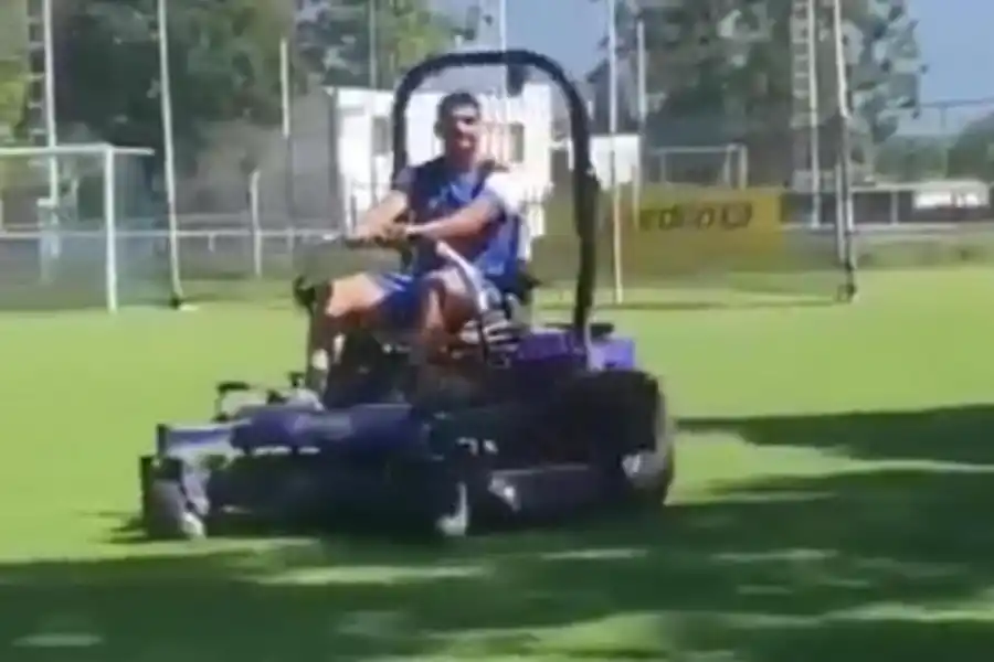 Una locura más de Leandro Díaz: ahora 'manejó' el bus del plantel