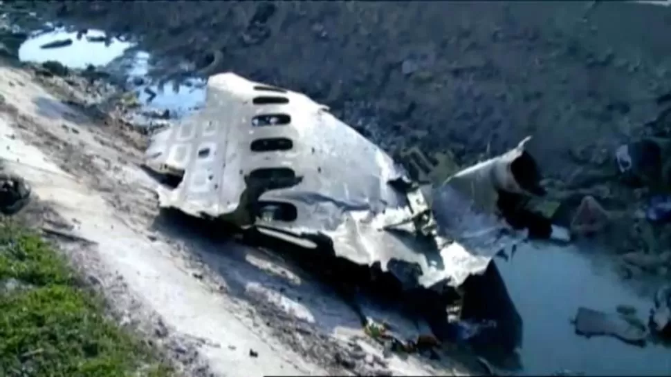 DESOLACIÓN. Los restos del Boeing 737-800 quedaron esparcidos cerca de Teherán. Hay varias conjeturas. REUTERS