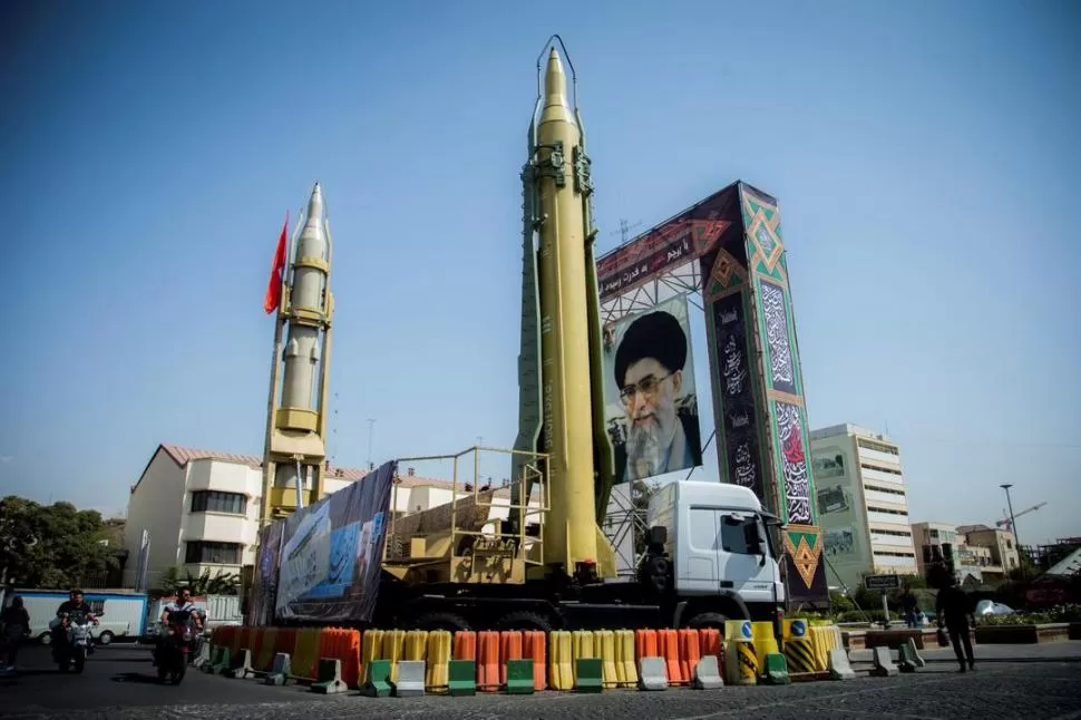 MISILES. Esta imagen tomada en 2017 muestra el armamento y, al fondo, una imagen del líder iraní Alí Khamenei. reuters