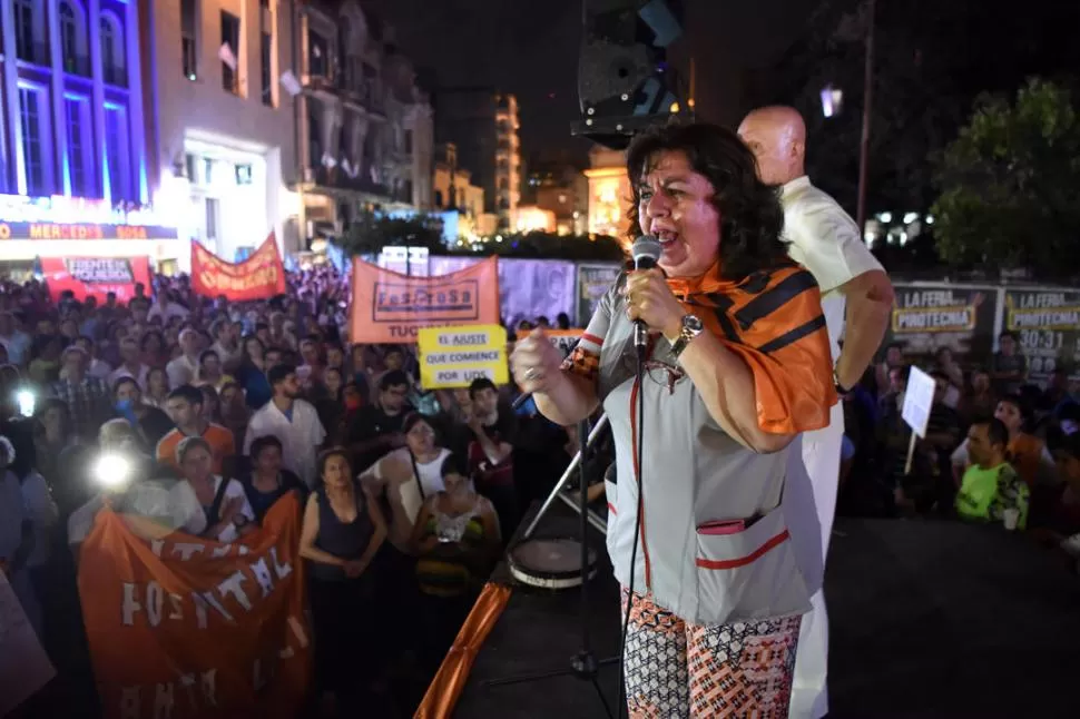ENCENDIDA. La secretaria general de Sitas, Adriana Bueno, durante su discurso en la manifestación de anoche. la gaceta / foto de Inés Quinteros Orio