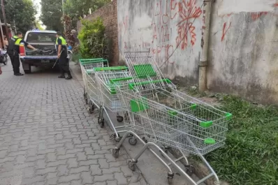 Investigan el hallazgo de carritos de supermercado