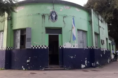 Cuatro delincuentes armados entraron a un local de celulares e hirieron a uno de los dueños