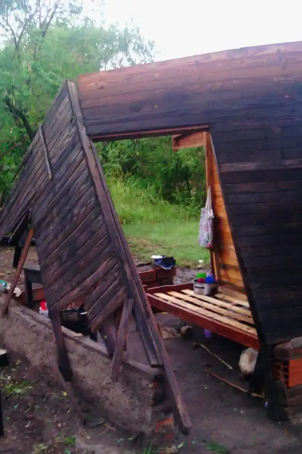 El viento volteó techos y árboles y el agua anegó calles y pueblos del interior