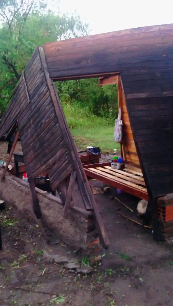 El viento volteó techos y árboles y el agua anegó calles y pueblos del interior