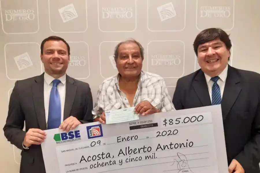 DUPLICADO. Acosta, flanqueado por los gerentes Baumgartner y Ale.