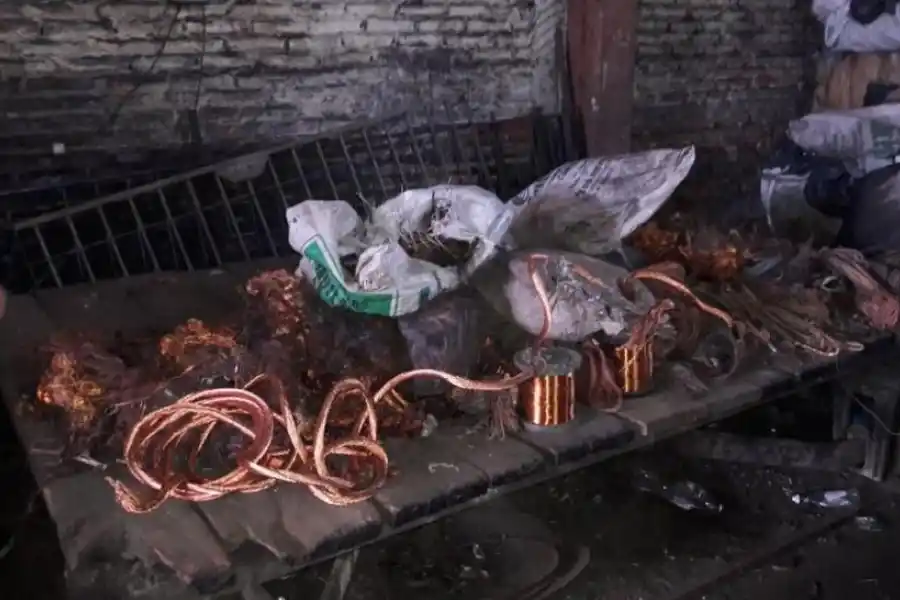 PIEZAS. Restos de un transformador que fue encontrado por los policías.