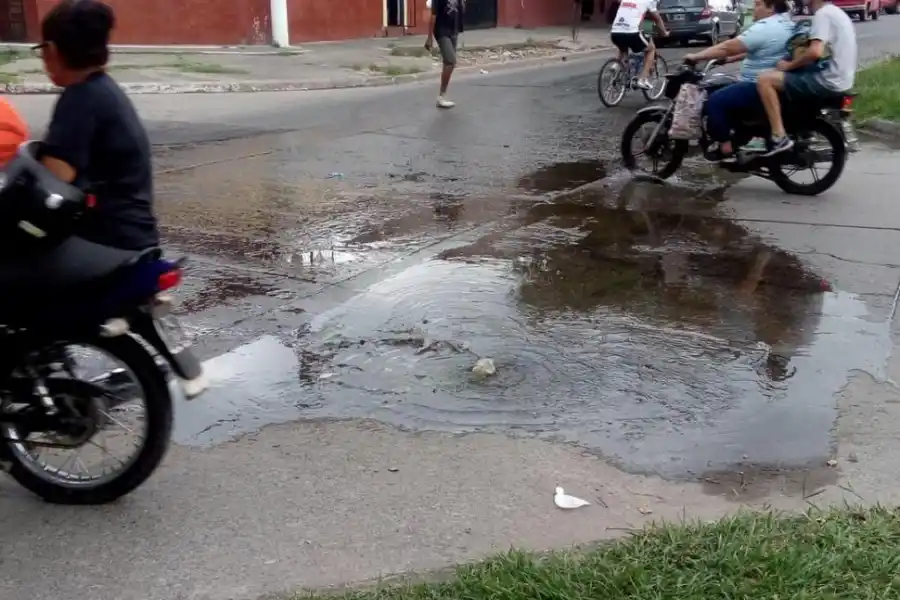 Un cartel indicador caído complica a los turistas que buscan orientarse en Tafí del Valle