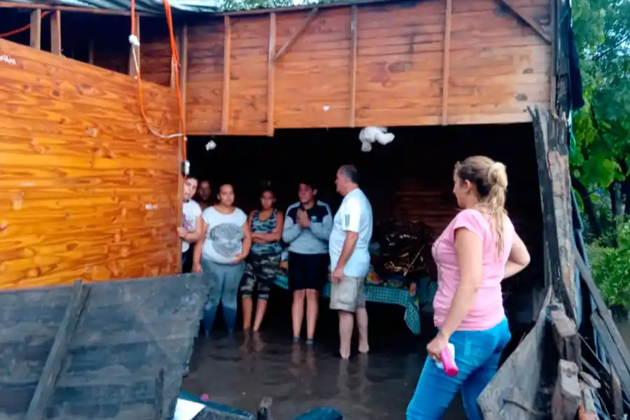 El viento volteó techos y árboles y el agua anegó calles y pueblos del interior