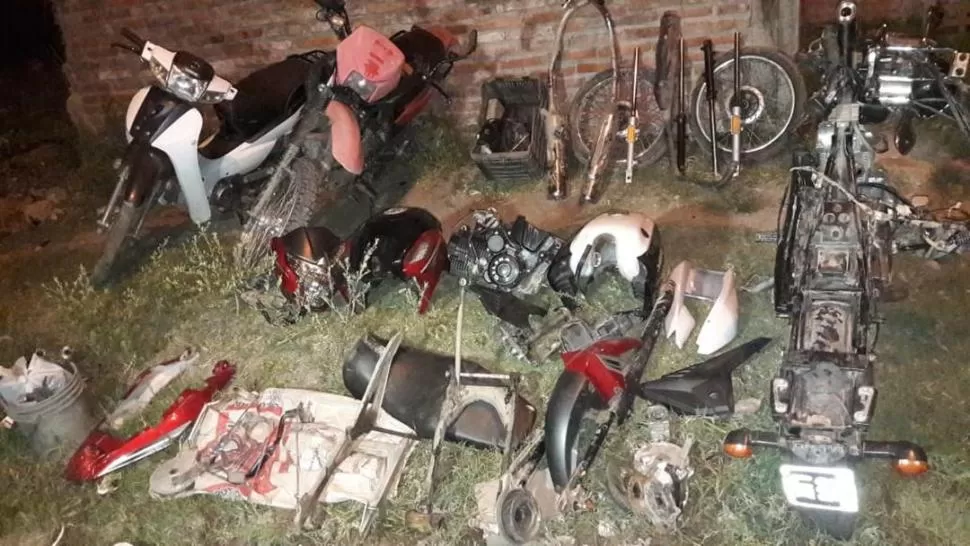 EL DESCUBRIMIENTO. Las motocicletas y las partes de los rodados que fueron encontradas en el allanamiento.  