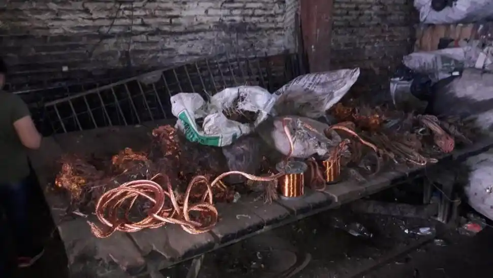 PIEZAS. Restos de un transformador que fue encontrado por los policías.