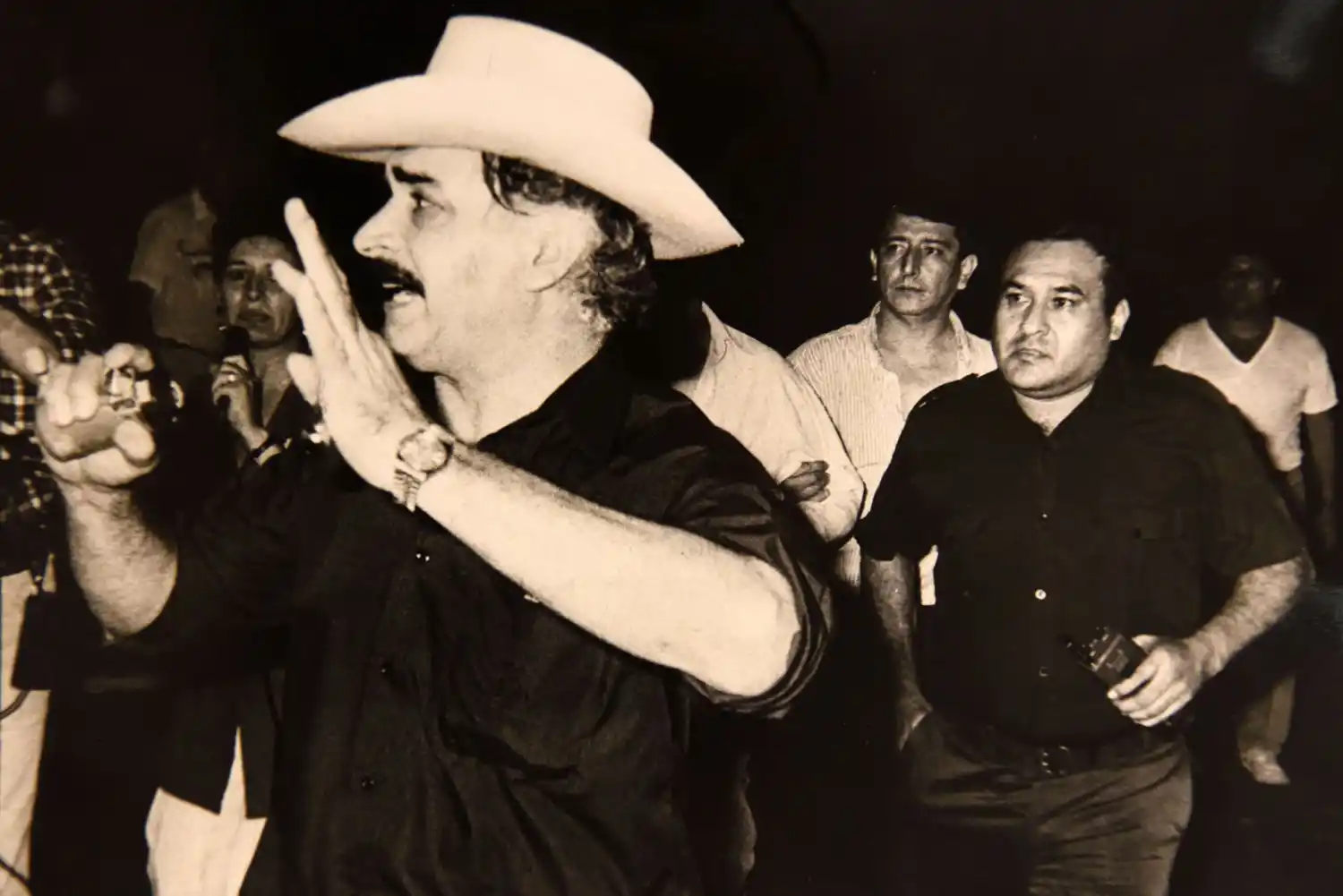 CON UNA GRANADA EN LA MANO. 