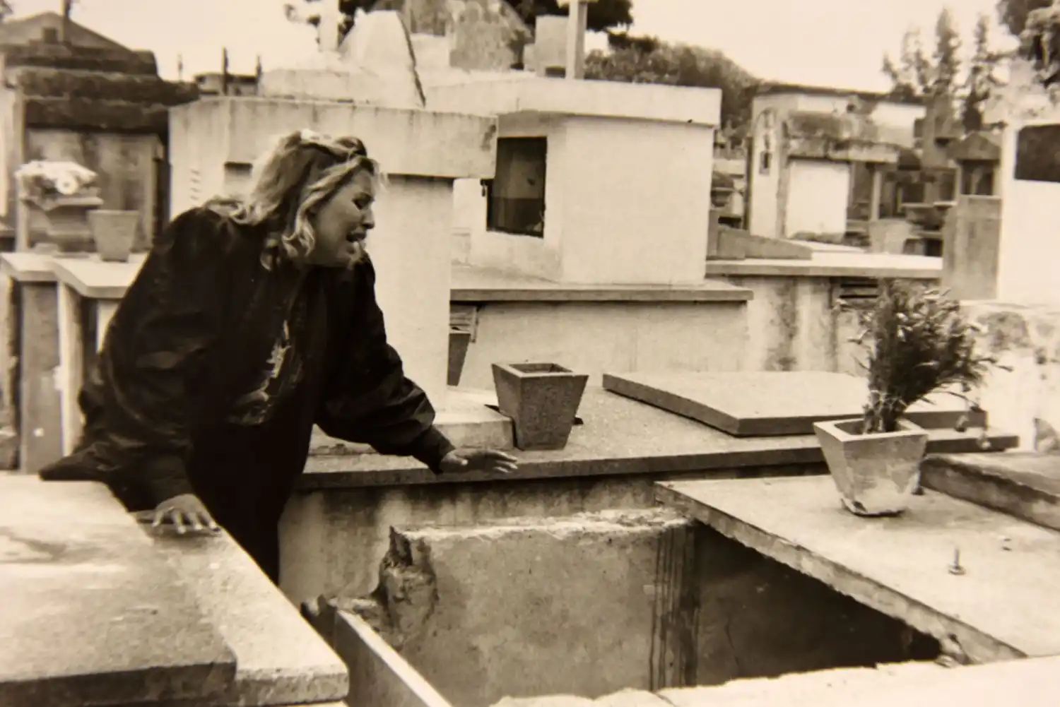 DRAMATISMO. La viuda de Daniel Carrizo llora al descubrir la profanación de la tumba.