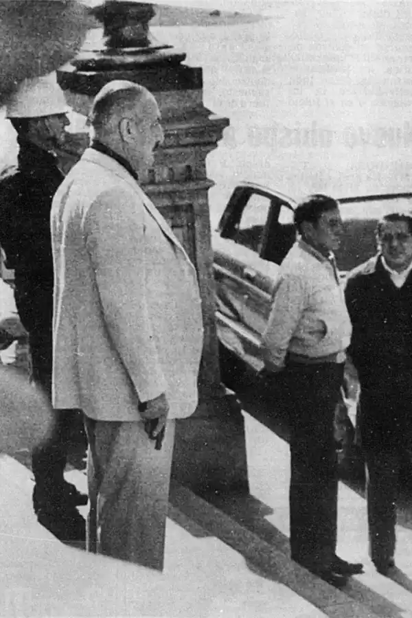 FOTO HISTÓRICA. El ex gobernador Antonio Merlo, con la pistola en mano, enfrenta a los efectivos que había iniciado una huelga. credito