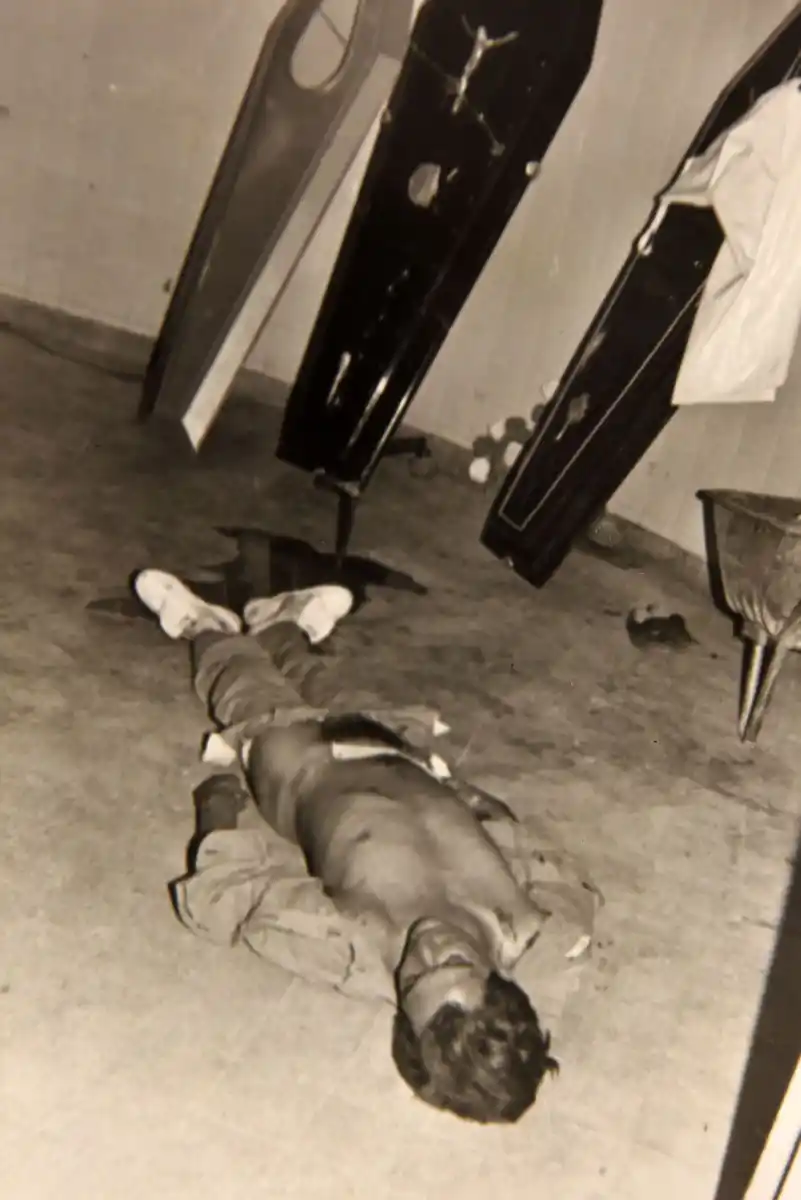 TERRIBLE IMAGEN. Los familiares de la víctima encontraron el cuerpo en el piso y rodeado por ataúdes.