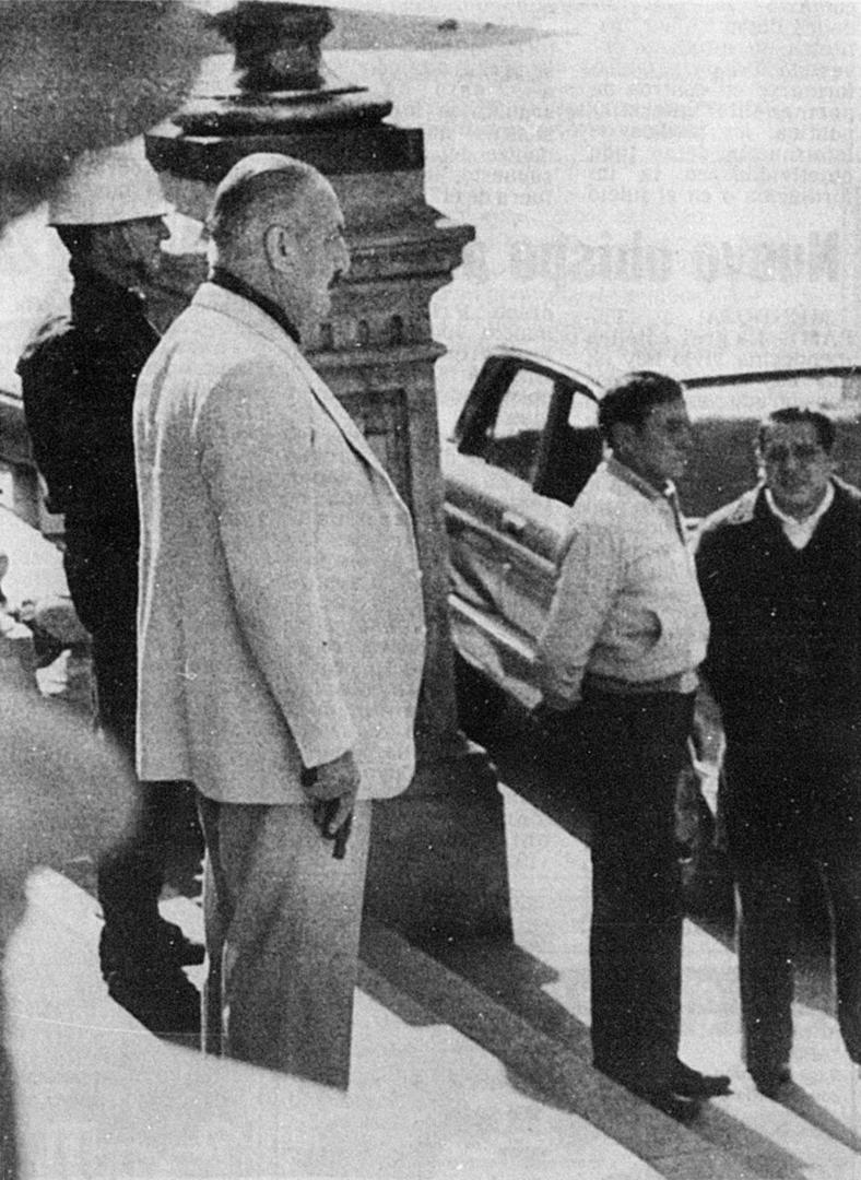 FOTO HISTÓRICA. El ex gobernador Antonio Merlo, con la pistola en mano, enfrenta a los efectivos que había iniciado una huelga. credito