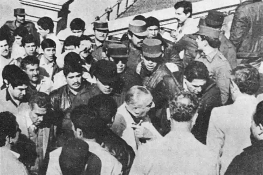 TENSIÓN. Merlo aparece rodeado por los efectivos que formaban parte del Movimiento Policial Tucumán. (Mopol). 