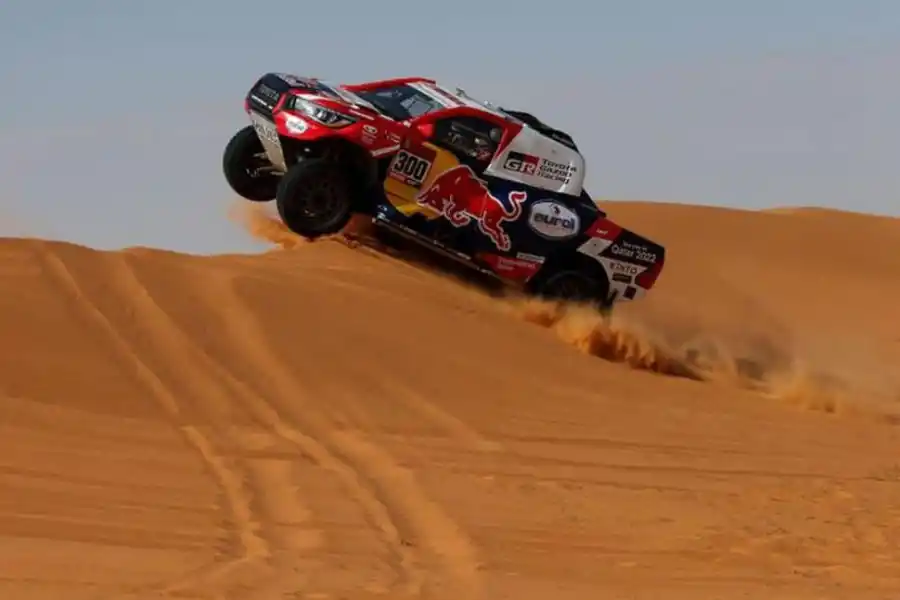 SURFEANDO DUNAS. Al Attiyah aún no pudo darle alcance a Sainz, pero se acerca. Reuters