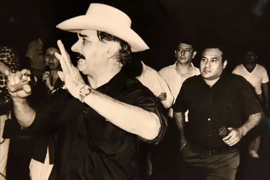 CON UNA GRANADA EN LA MANO. 