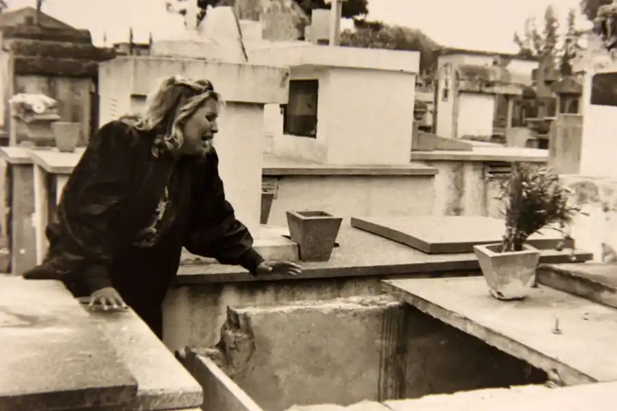 DRAMATISMO. La viuda de Daniel Carrizo llora al descubrir la profanación de la tumba.