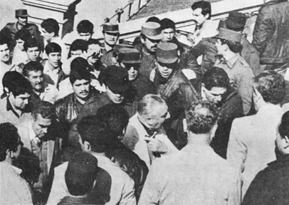 TENSIÓN. Merlo aparece rodeado por los efectivos que formaban parte del Movimiento Policial Tucumán. (Mopol). 