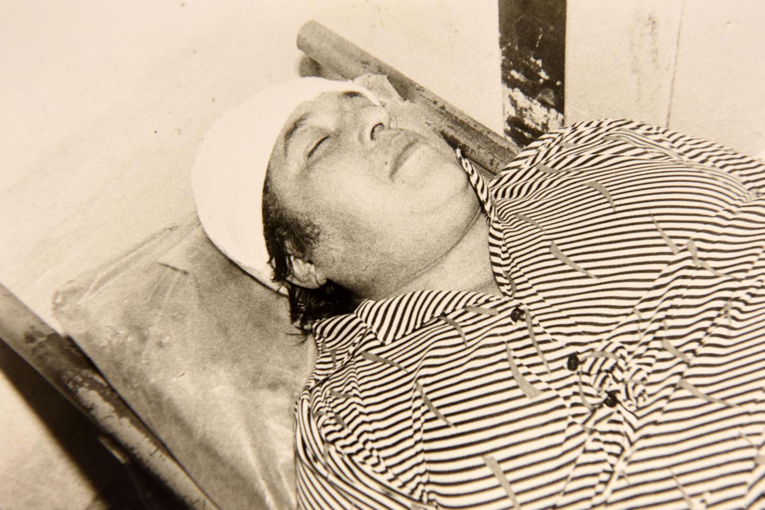 LA VÍCTIMA. Carmen Gamboni, en la camilla; murió a causa de un balazo en la cabeza.