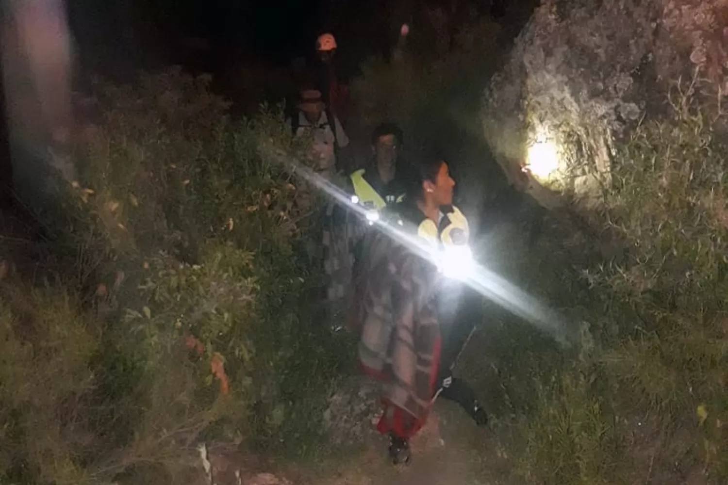 Rescataron a más de 10 personas de la cima del cerro Ñuñorco 