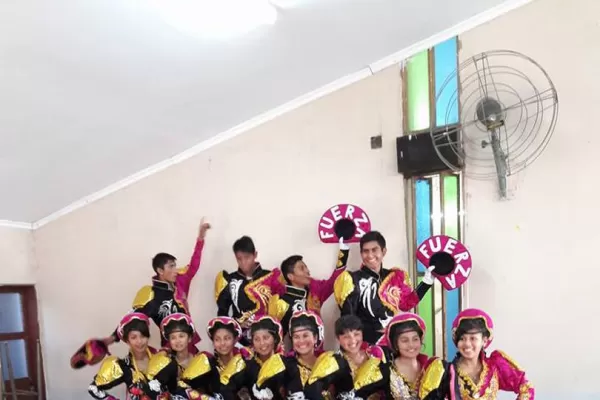 La wiphala se luce en el Festival de la PrePachamama