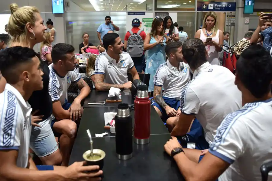 MÁS FOTOS. La mesa con Cuello, Carrera, Castellani, Fernández, Gissi y Monzón (estos dos de espaldas) también posa. LA GACETA/FOTO DE INÉS QUINTEROS ORIO
