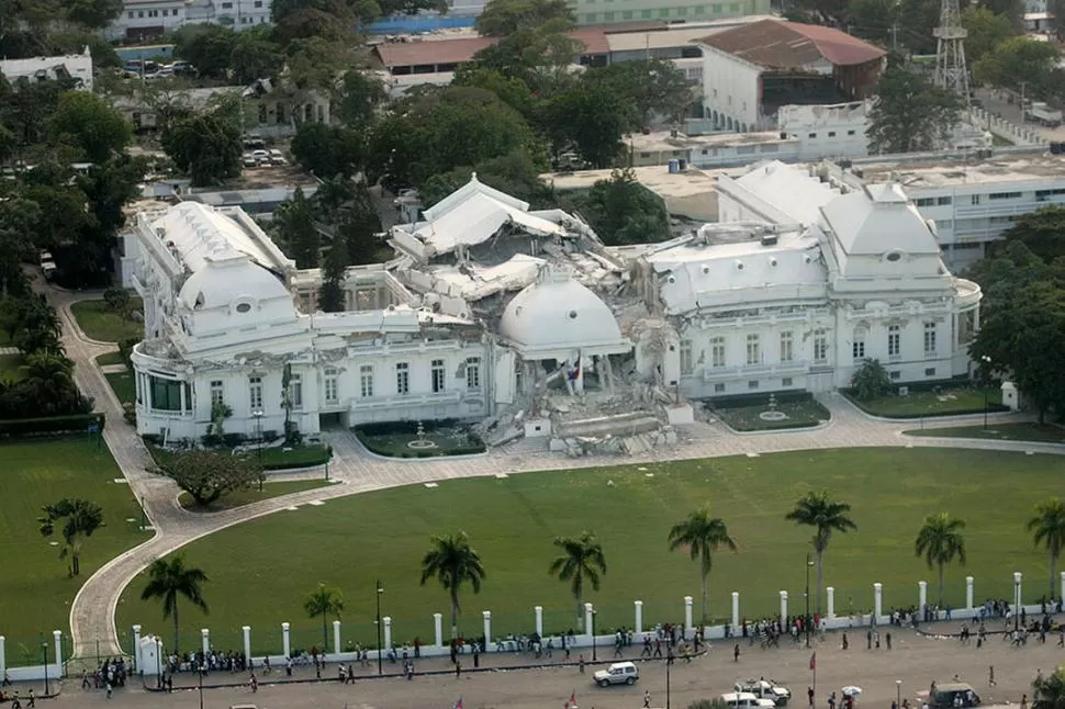 COLAPSADO. El Palacio Nacional quedó muy dañado en su infraestructura en 2010. Fue demolido en 2012. 