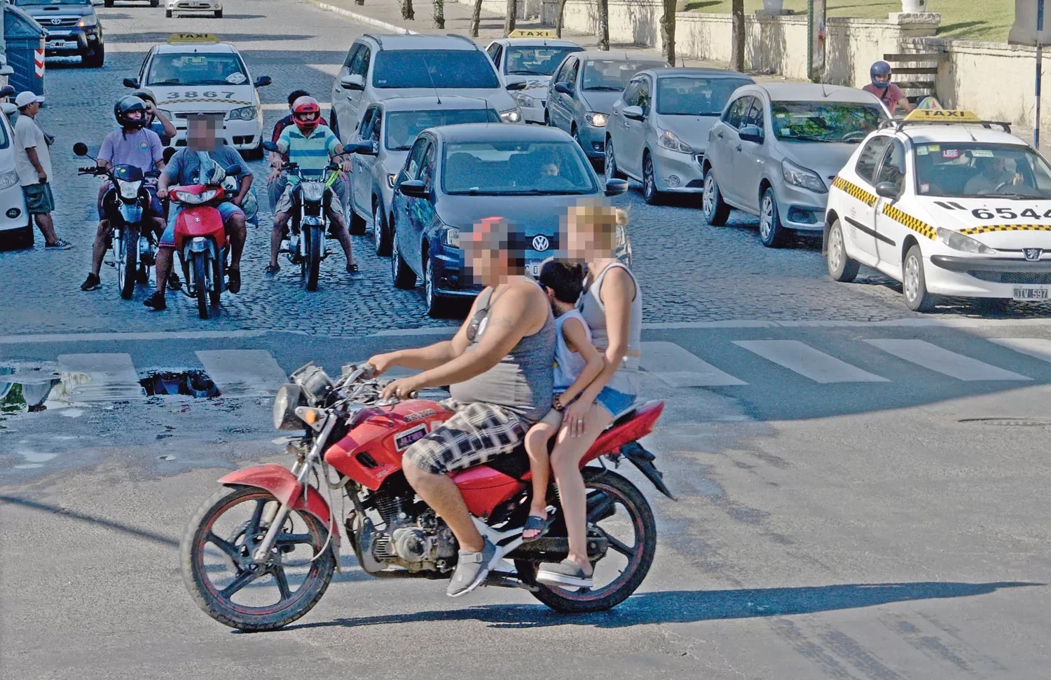 Galería: en Tucumán, la imprudencia viaja arriba de una moto