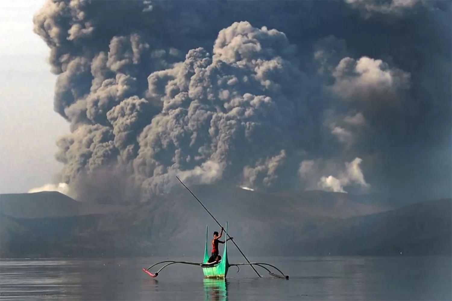 Más de 24.500 evacuados en Filipinas por un volcán en erupción